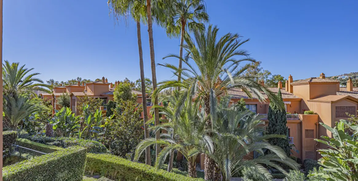 Sale of middle floor apartment in Atalaya 7