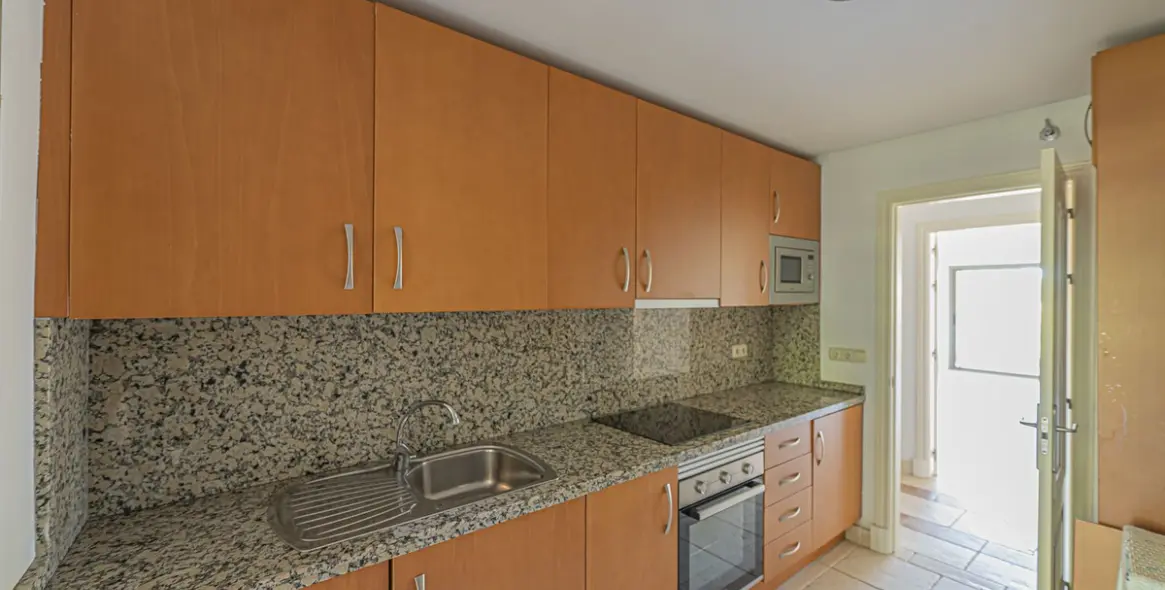 Sale of middle floor apartment in Atalaya 8