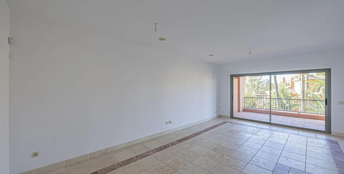 Sale of middle floor apartment in Atalaya 9