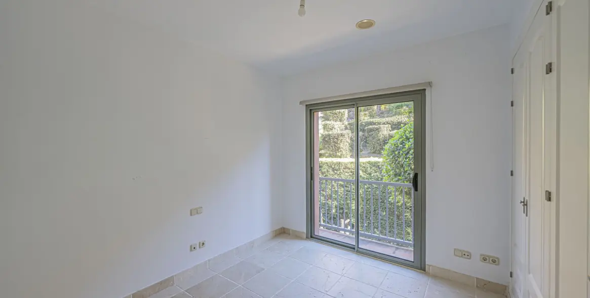 Sale of middle floor apartment in Atalaya 15