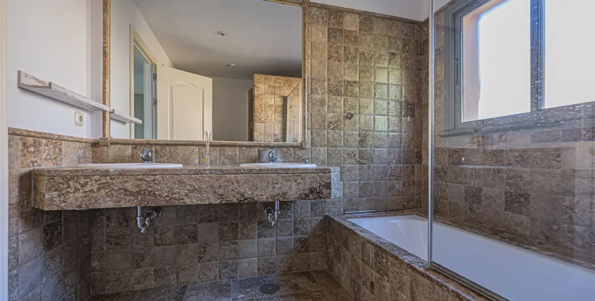 Sale of middle floor apartment in Atalaya 16