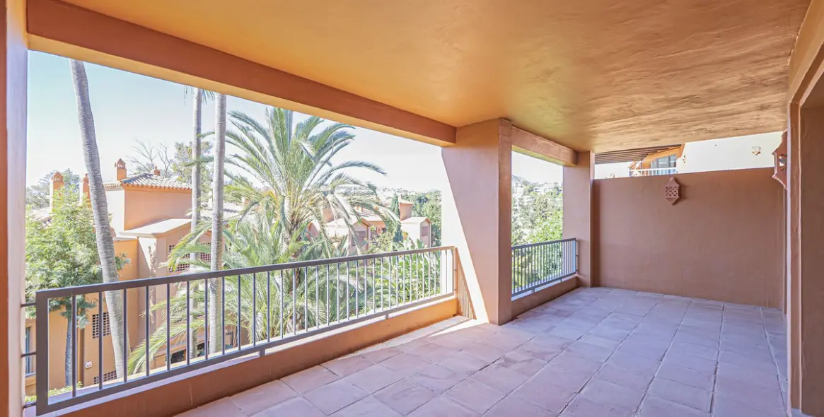 Sale of middle floor apartment in Atalaya 17