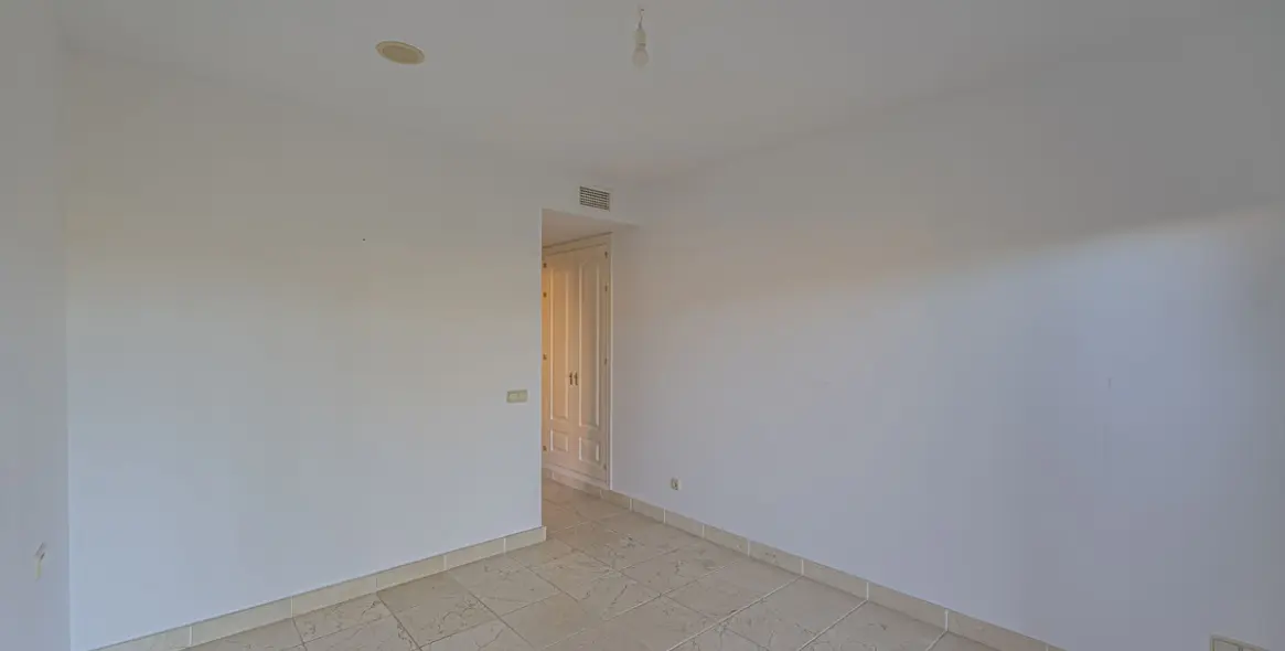 Sale of middle floor apartment in Atalaya 19