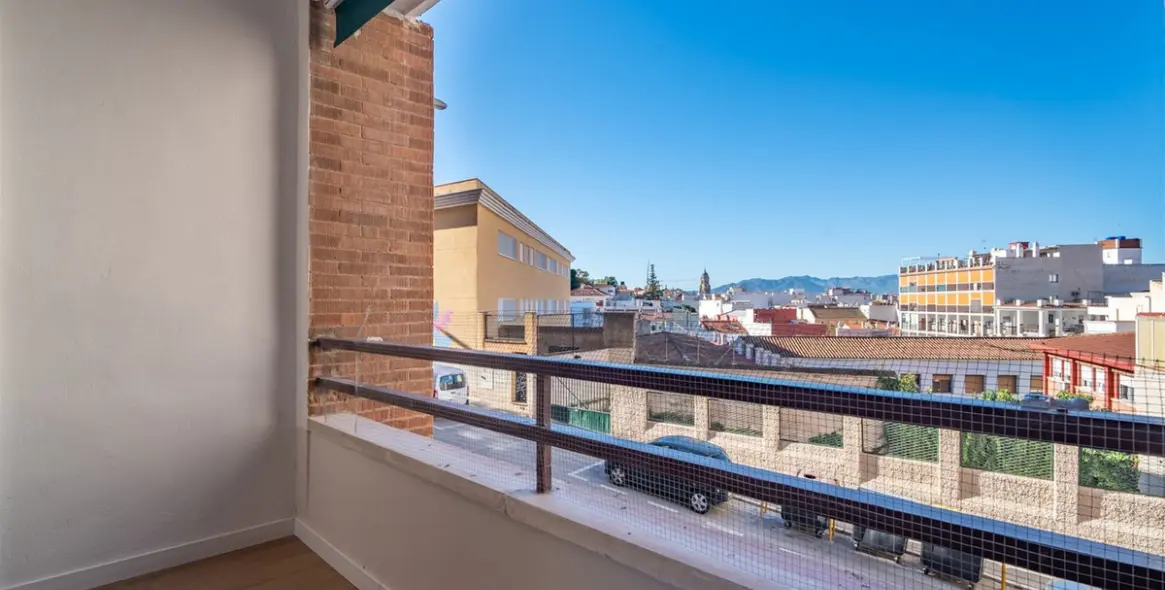 Sale of middle floor apartment in La Victoria 6