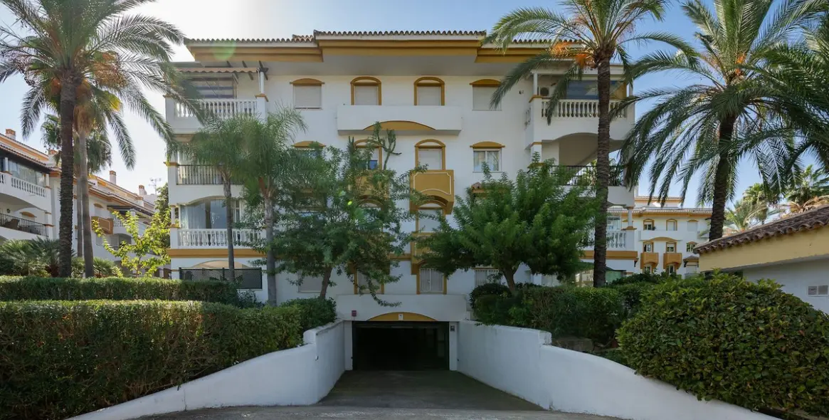 Sale of ground floor apartment in Puerto Banús 2