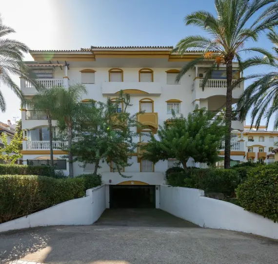 Sale of ground floor apartment in Puerto Banús