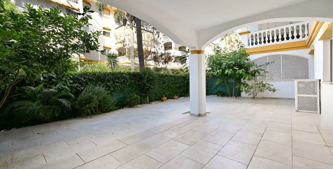 Sale of ground floor apartment in Puerto Banús 4
