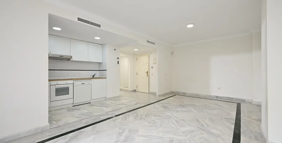 Sale of ground floor apartment in Puerto Banús 5