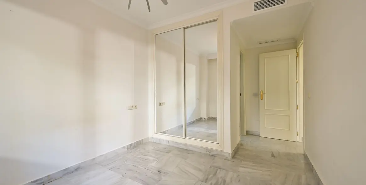 Sale of ground floor apartment in Puerto Banús 6