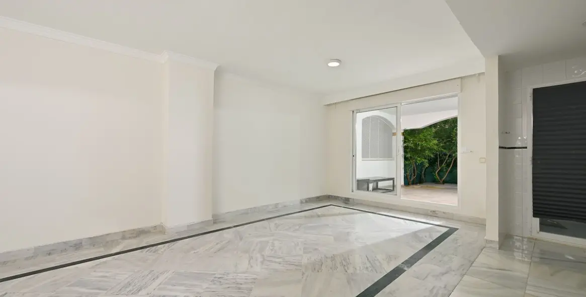 Sale of ground floor apartment in Puerto Banús 7