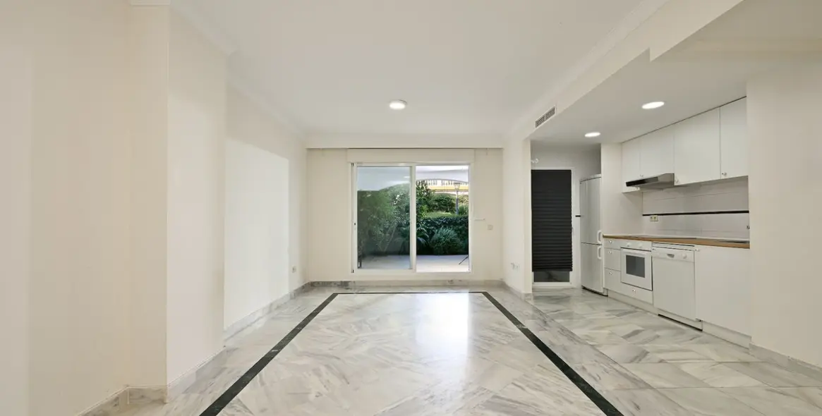 Sale of ground floor apartment in Puerto Banús 8