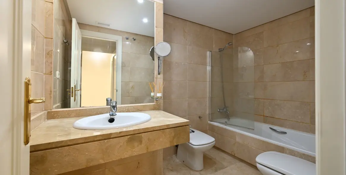 Sale of ground floor apartment in Puerto Banús 12