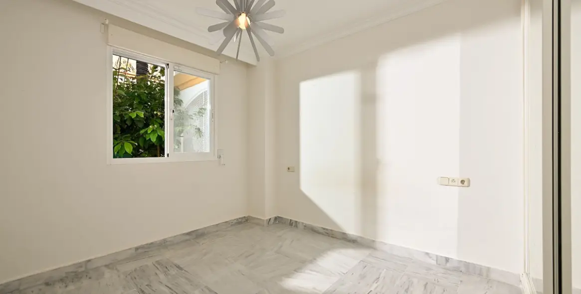 Sale of ground floor apartment in Puerto Banús 13