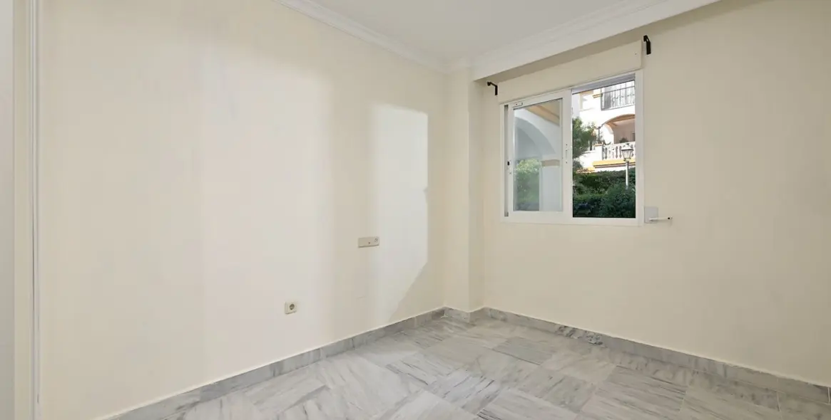 Sale of ground floor apartment in Puerto Banús 14