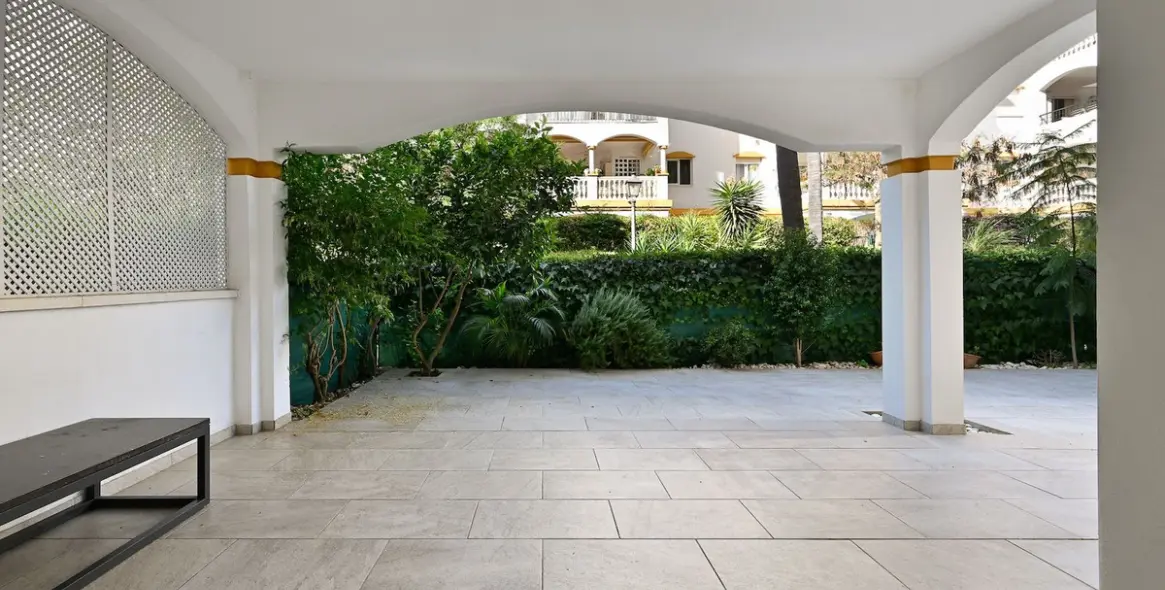 Sale of ground floor apartment in Puerto Banús 15
