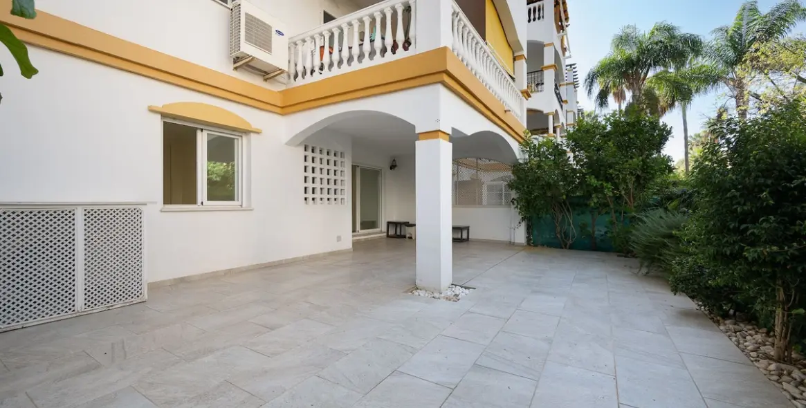 Sale of ground floor apartment in Puerto Banús 16