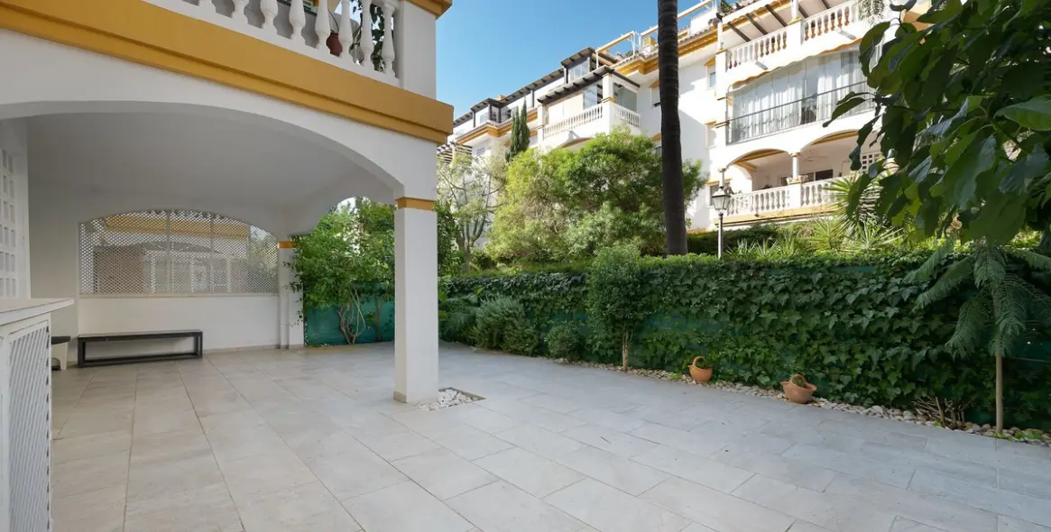 Sale of ground floor apartment in Puerto Banús 17