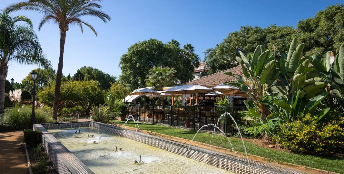 Sale of ground floor apartment in Puerto Banús 19