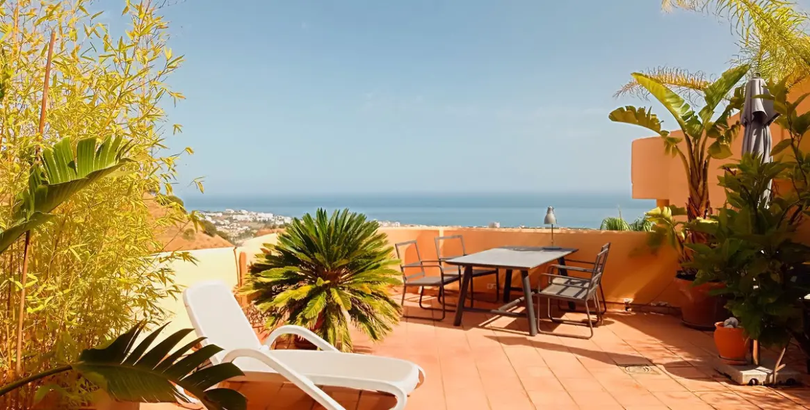 Sale of penthouse duplex in Calahonda 1