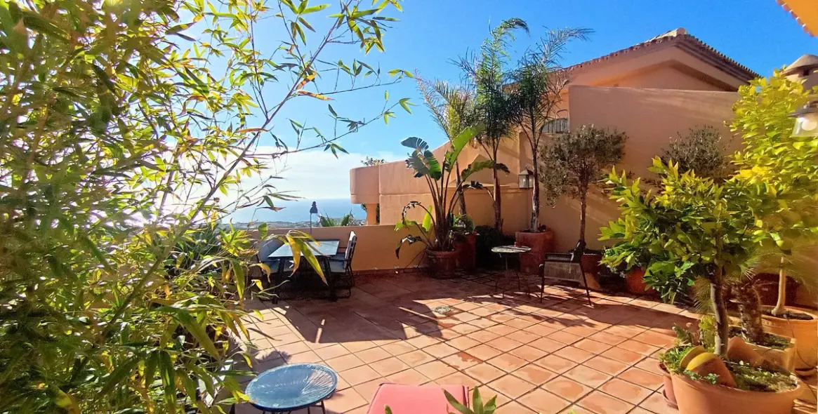 Sale of penthouse duplex in Calahonda 2