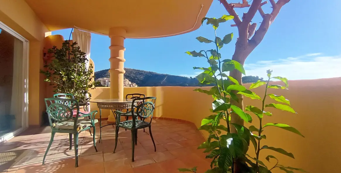 Sale of penthouse duplex in Calahonda 4