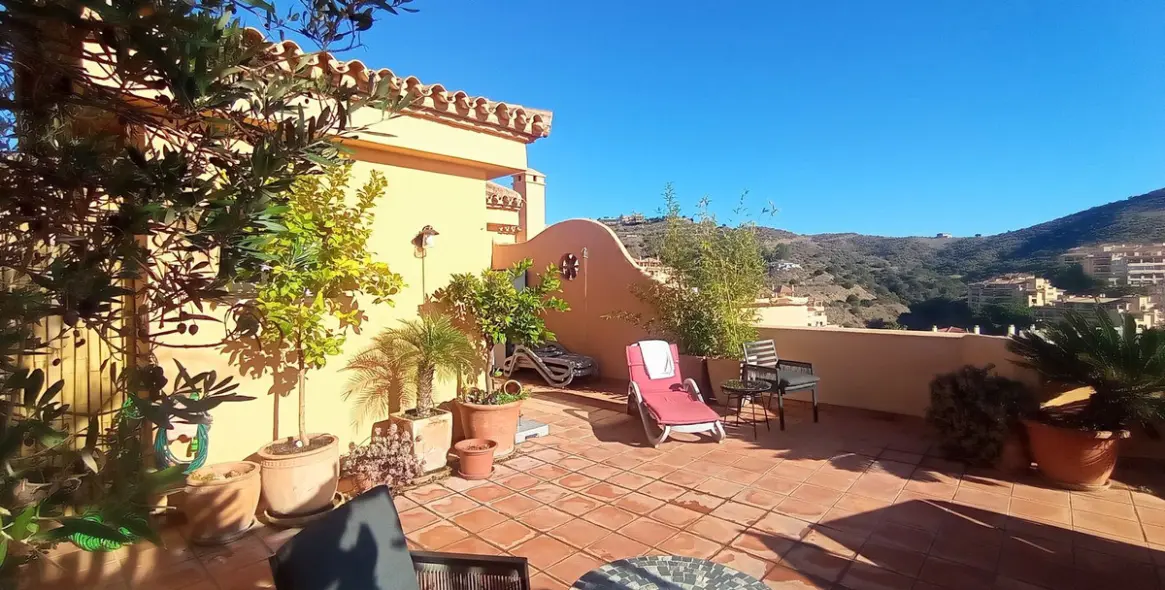 Sale of penthouse duplex in Calahonda 6