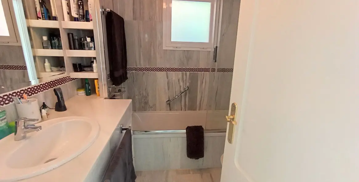 Sale of penthouse duplex in Calahonda 24