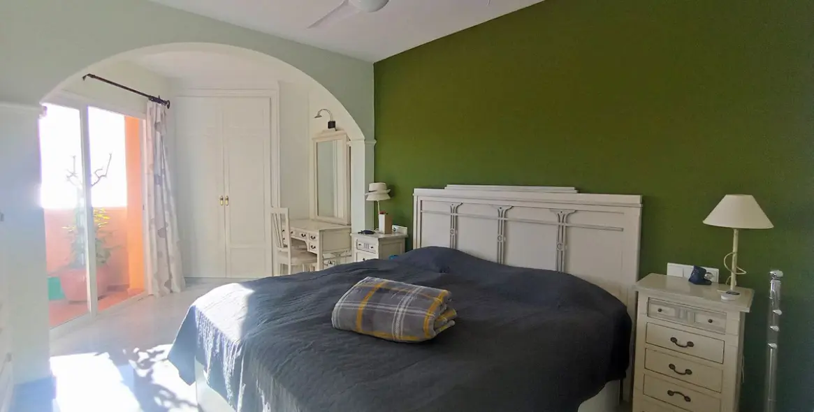 Sale of penthouse duplex in Calahonda 25