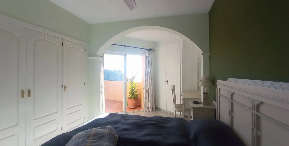 Sale of penthouse duplex in Calahonda 26