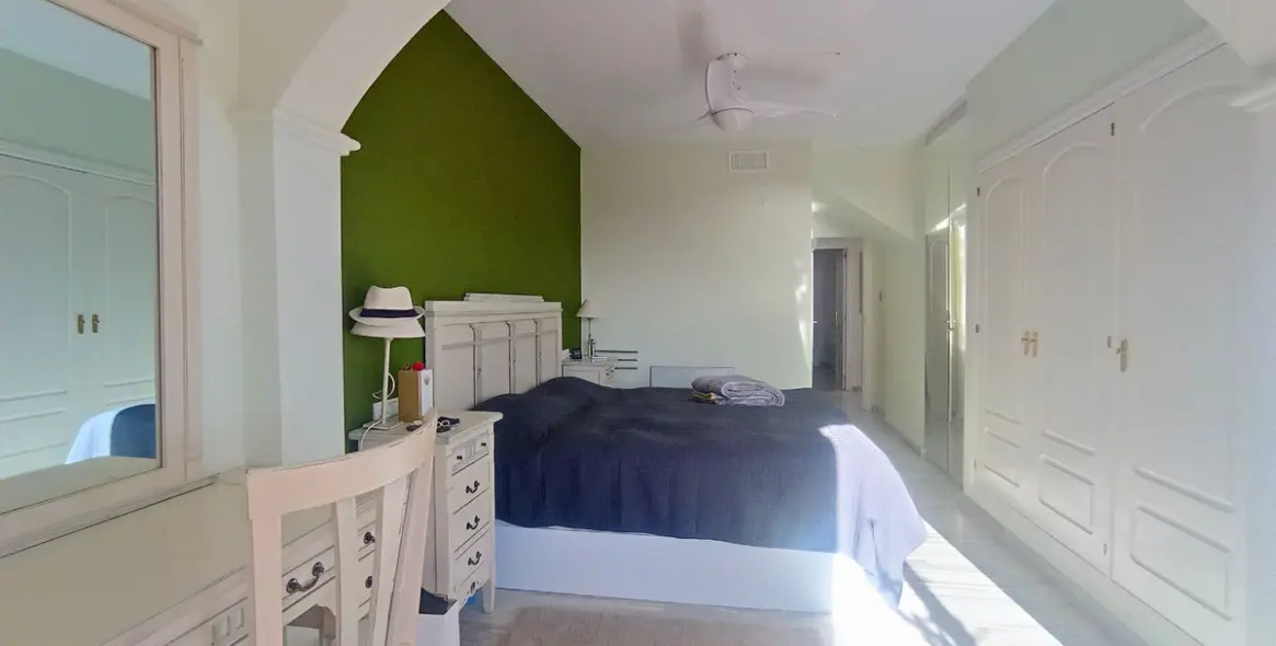 Sale of penthouse duplex in Calahonda 28