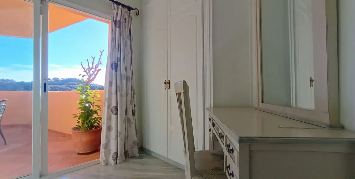 Sale of penthouse duplex in Calahonda 29