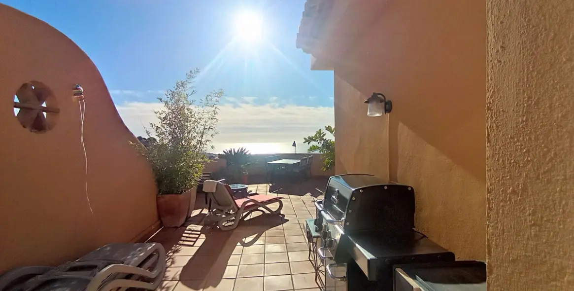 Sale of penthouse duplex in Calahonda 37