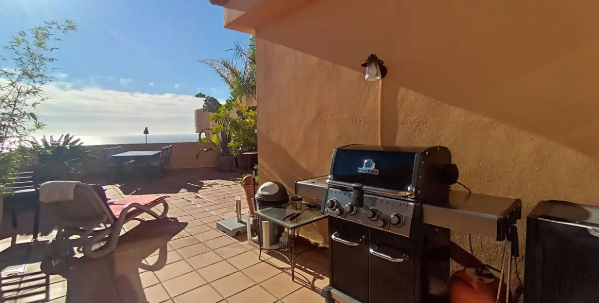 Sale of penthouse duplex in Calahonda 38