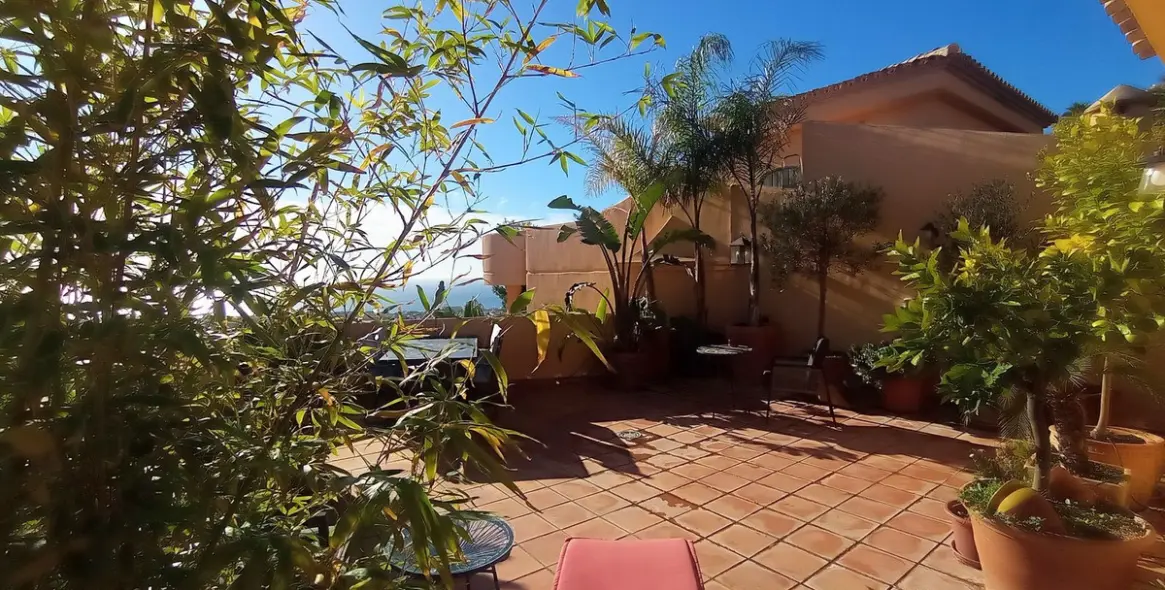 Sale of penthouse duplex in Calahonda 39