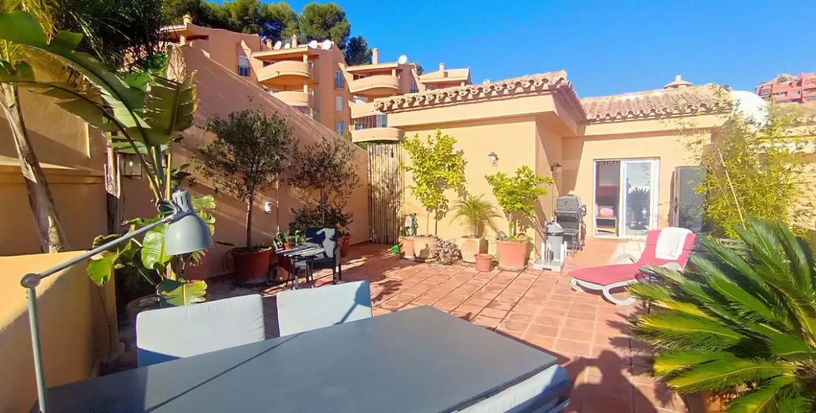 Sale of penthouse duplex in Calahonda 40