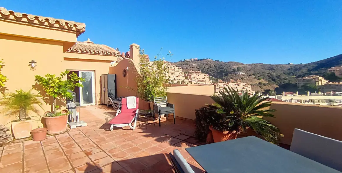 Sale of penthouse duplex in Calahonda 41