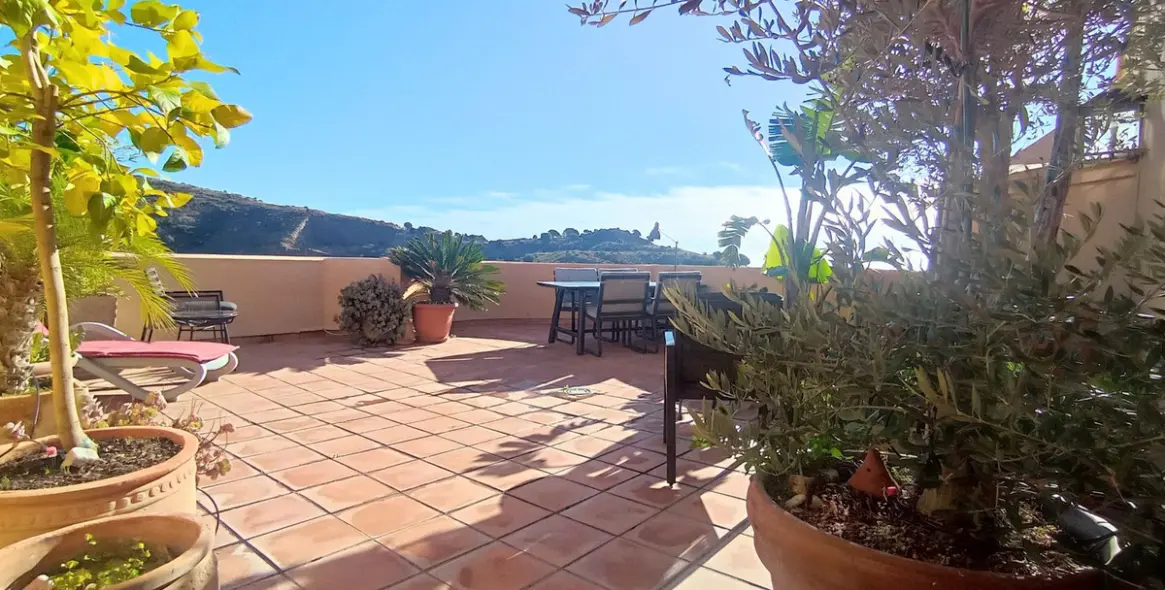 Sale of penthouse duplex in Calahonda 42