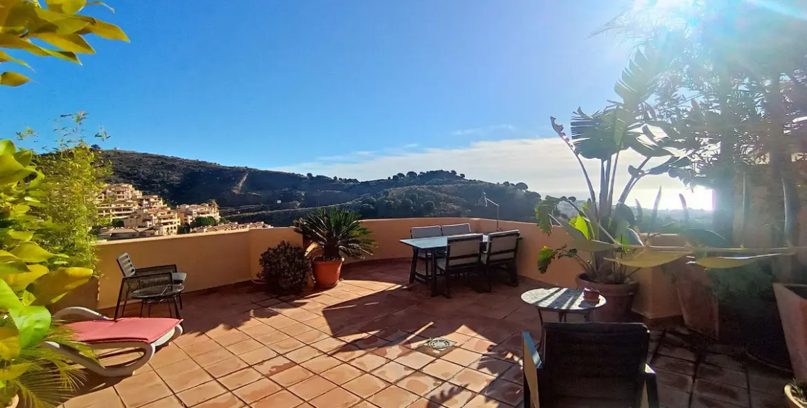 Sale of penthouse duplex in Calahonda 43