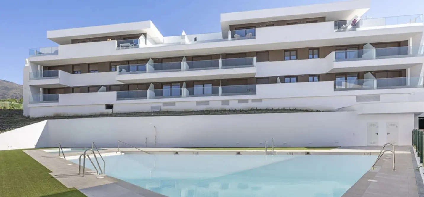 Продажа апартаментов на среднем этаже в Estepona 0