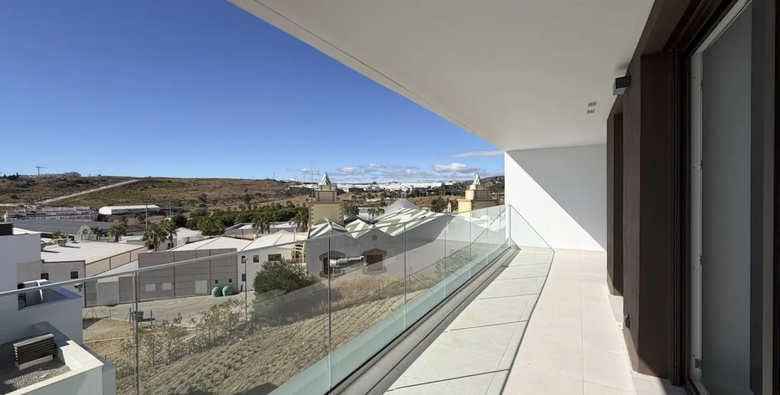 Sale of middle floor apartment in Estepona 2