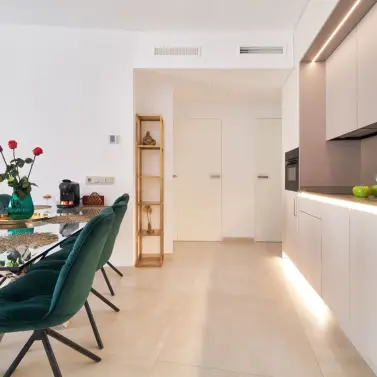 Venta de apartamento en planta media en Marbella