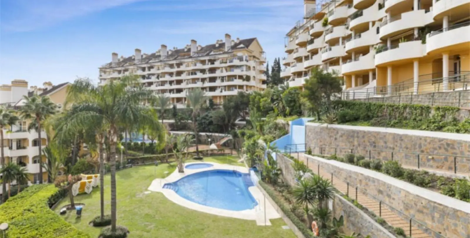 Sale of middle floor apartment in Marbella 24