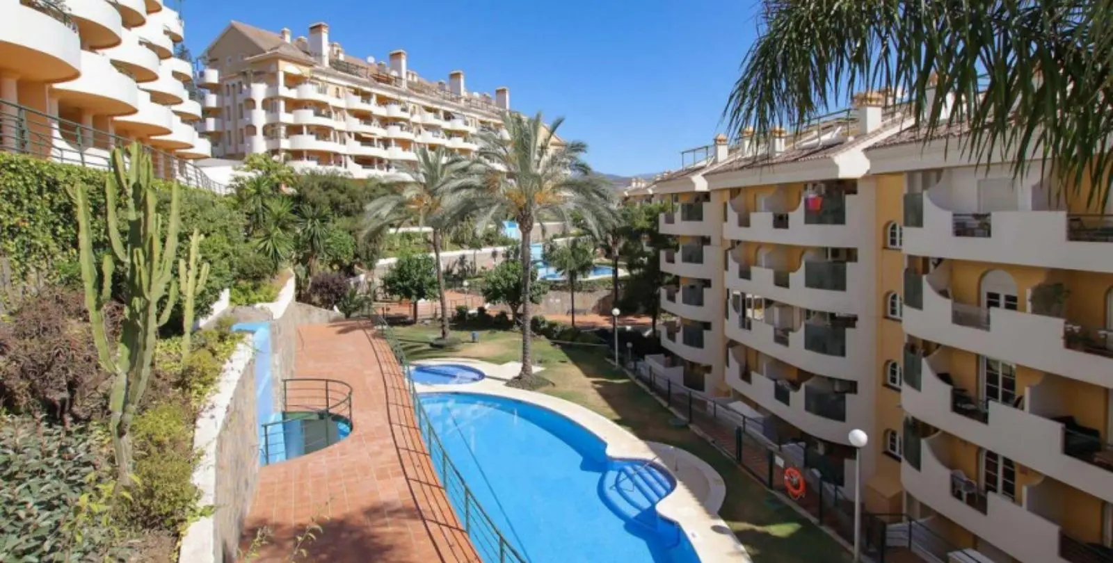 Sale of middle floor apartment in Marbella 26