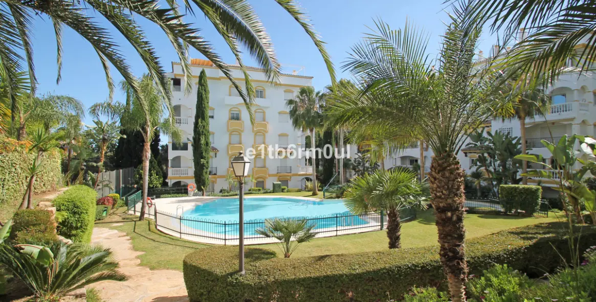 Sale of middle floor apartment in The Golden Mile 1