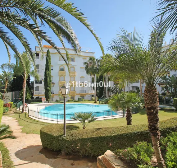 Sale of middle floor apartment in The Golden Mile