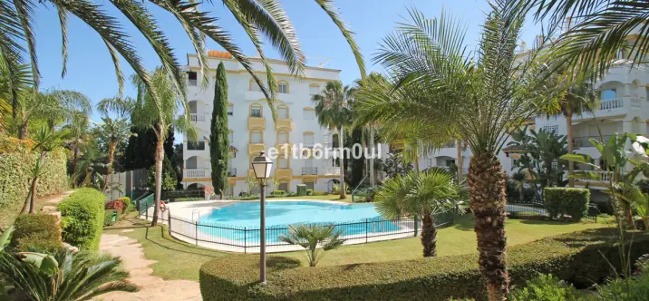 Sale of middle floor apartment in The Golden Mile 0