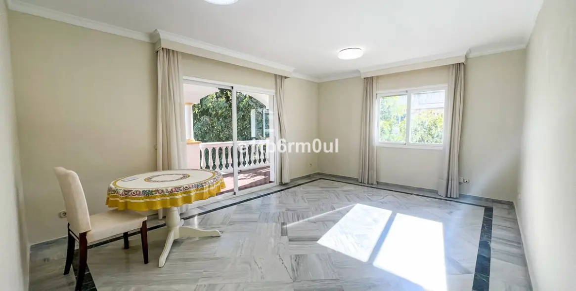 Sale of middle floor apartment in The Golden Mile 2