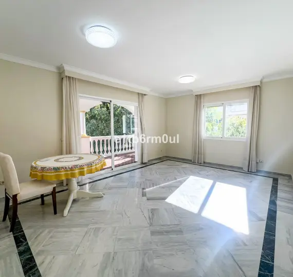 Sale of middle floor apartment in The Golden Mile