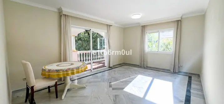 Sale of middle floor apartment in The Golden Mile 1