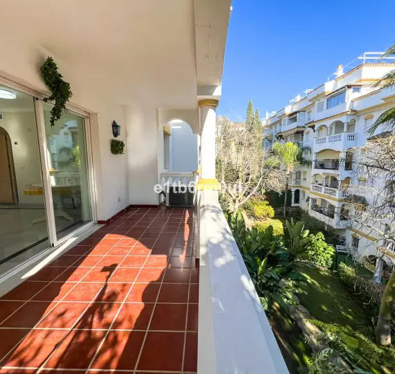 Sale of middle floor apartment in The Golden Mile